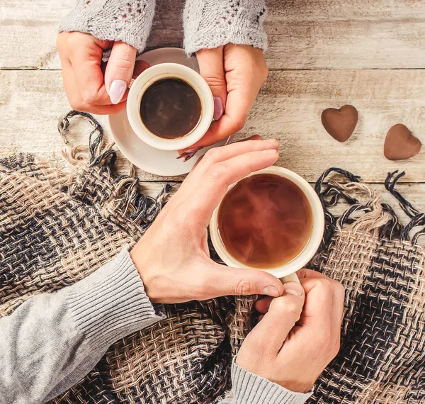 Copa Bebidas Para Desayuno Manos Los Amantes Enfoque Selectivo Naturaleza — Foto de Stock