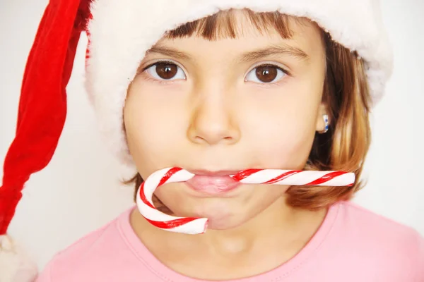 Παιδί Κατέχει Χριστουγεννιάτικο Διάκοσμο Και Δώρα Λευκό Φόντο Επιλεκτική Εστίαση — Φωτογραφία Αρχείου