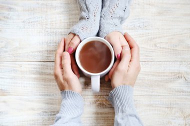Aşıkların elinde kahvaltı için bir bardak içki. Seçici odaklanma. Doğa.