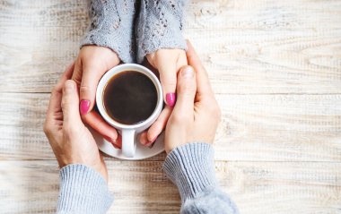 Aşıkların elinde kahvaltı için bir bardak içki. Seçici odaklanma. Doğa.