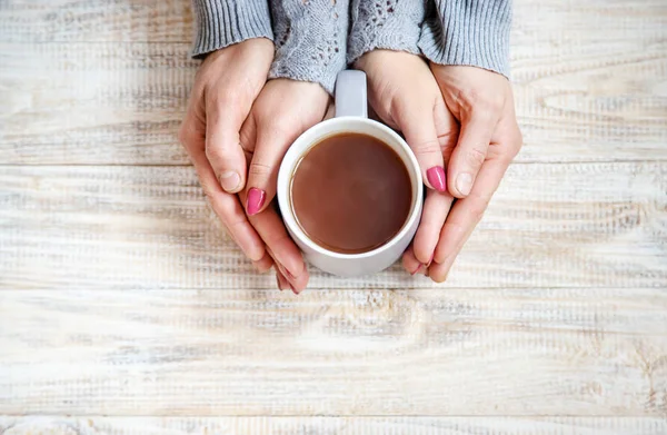 Copa Bebidas Para Desayuno Manos Los Amantes Enfoque Selectivo Naturaleza — Foto de Stock