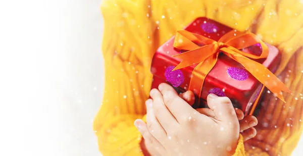 Ребенок Держит Рождественский Декор Подарки Белом Фоне Выборочный Фокус Счастливый — стоковое фото
