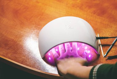 Evde Manikür, Lehçe jel, lambada kuru. Seçici odak. Güzellik