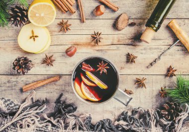 Mulled şarap. Baharatlar ile. Seçici odak. Yiyecek ve içecek