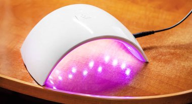 Evde Manikür, Lehçe jel, lambada kuru. Seçici odak. Güzellik