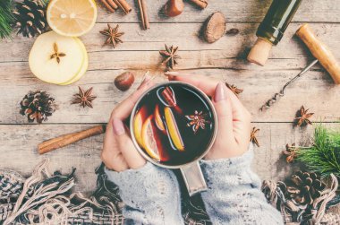 Mulled şarap. Baharatlar ile. Seçici odak. Yiyecek ve içecek