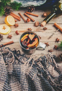 Mulled şarap. Baharatlar ile. Seçici odak. Yiyecek ve içecek