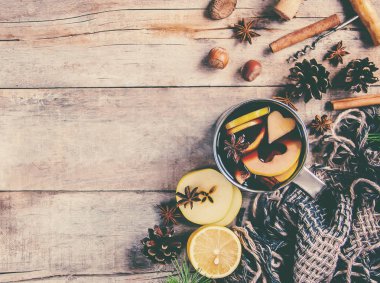 Mulled şarap. Baharatlar ile. Seçici odak. Yiyecek ve içecek