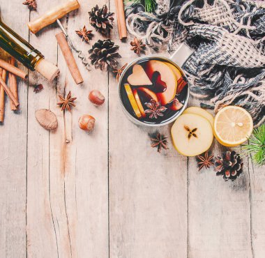 Mulled şarap. Baharatlar ile. Seçici odak. Yiyecek ve içecek
