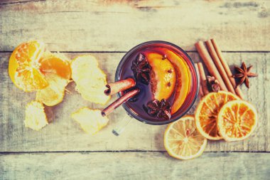 Mulled şarap. Baharatlar ile. Seçici odak. Yiyecek ve içecek