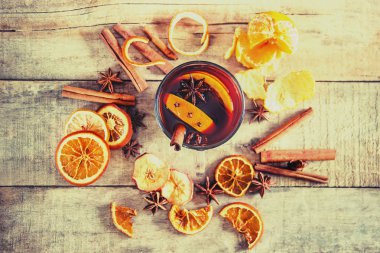 Mulled şarap. Baharatlar ile. Seçici odak. Yiyecek ve içecek