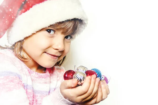 Dítě Drží Vánoční Výzdoba Dárky Bílém Pozadí Selektivní Fokus Veselé — Stock fotografie