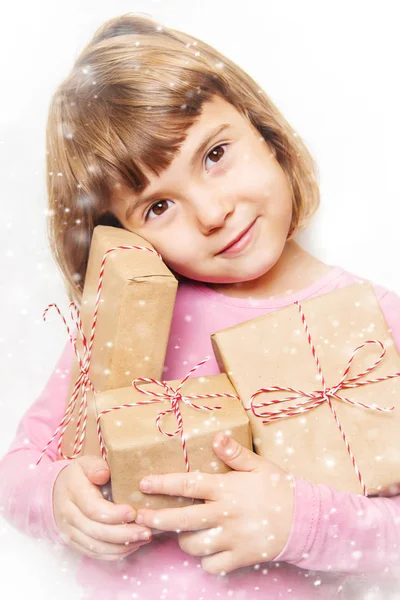 Enfant Tient Décor Noël Des Cadeaux Sur Fond Blanc Concentration — Photo