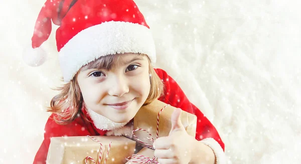 子供には 白い背景の上のクリスマスの装飾とのギフトが保持しています 選択と集中 幸せです — ストック写真