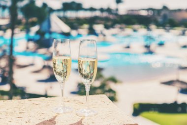 Seyahat ederken kutlarız. Yaz fotoğrafı. Seçici Odaklanma Tatilleri