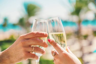 Seyahat ederken kutlarız. Yaz fotoğrafı. Seçici Odaklanma Tatilleri