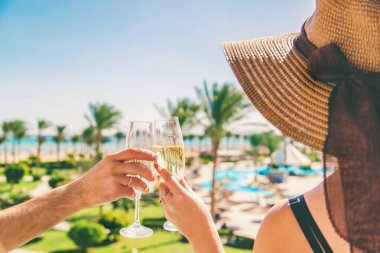 Seyahat ederken kutlarız. Yaz fotoğrafı. Seçici Odaklanma Tatilleri