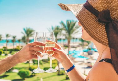 Seyahat ederken kutlarız. Yaz fotoğrafı. Seçici Odaklanma Tatilleri