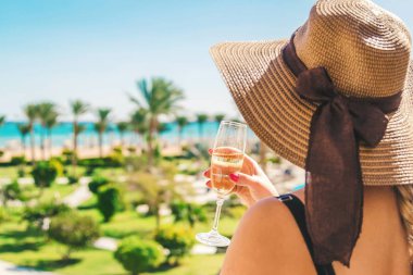 Seyahat ederken kutlarız. Yaz fotoğrafı. Seçici Odaklanma Tatilleri