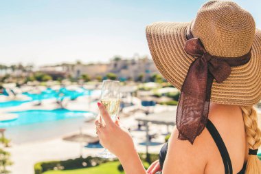 Seyahat ederken kutlarız. Yaz fotoğrafı. Seçici Odaklanma Tatilleri