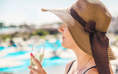 Seyahat ederken kutlarız. Yaz fotoğrafı. Seçici Odaklanma Tatilleri