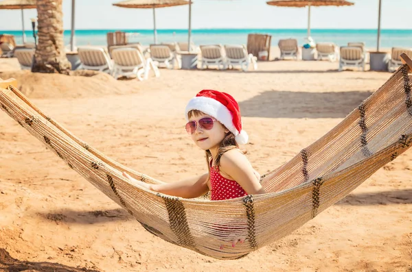 Kind Het Strand Kerstman Hoed Selectieve Aandacht Vakantie — Stockfoto