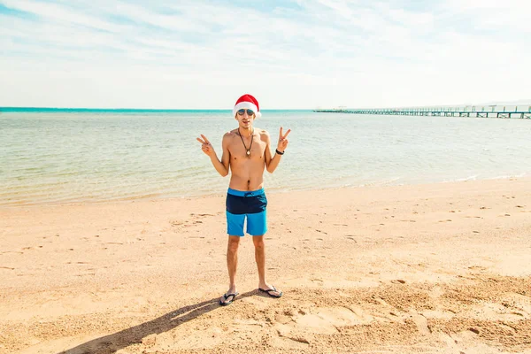 Homem Chapéu Pai Natal Praia Foco Seletivo Feriados — Fotografia de Stock