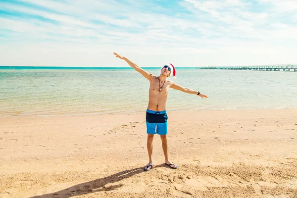 Мужчина Шляпе Санты Пляже Выборочный Фокус Праздники — стоковое фото