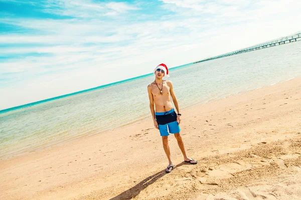 Homme Avec Chapeau Père Noël Sur Plage Concentration Sélective Vacances — Photo