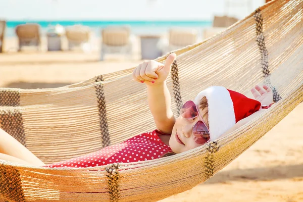 Criança Praia Papai Noel Foco Seletivo Feriados — Fotografia de Stock