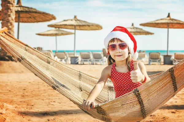 Criança Praia Papai Noel Foco Seletivo Feriados — Fotografia de Stock