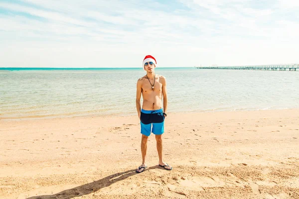 Homme Avec Chapeau Père Noël Sur Plage Concentration Sélective Vacances — Photo