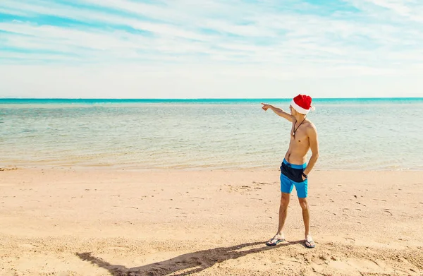 Мужчина Шляпе Санты Пляже Выборочный Фокус Праздники — стоковое фото