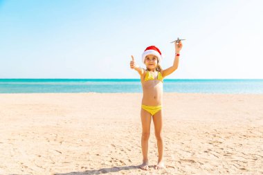 Kumsalda elinde uçaklar olan bir çocuk. Seçici odaklanma. tatiller.