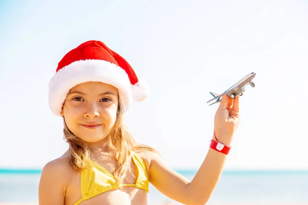 有飞机在海滩上的小孩 有选择的重点 — 图库照片