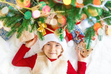 Çocuk Noel arka plan üzerinde mutlu. Noel ağacı. Seçici odak. Tatil