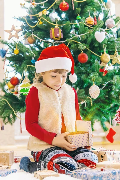 クリスマス背景上幸せな子 クリスマス ツリー 選択と集中 — ストック写真