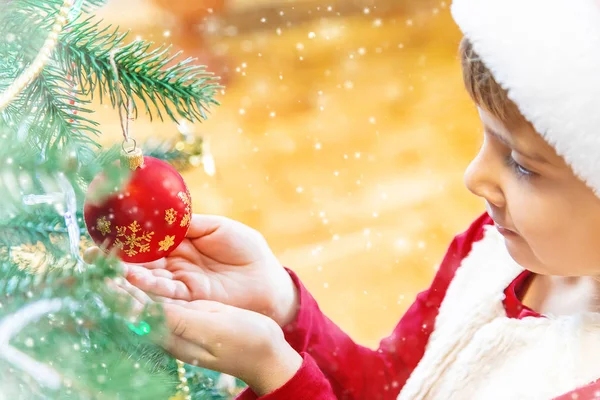 Niño Feliz Sobre Fondo Navidad Árbol Navidad Enfoque Selectivo Vacaciones — Foto de Stock
