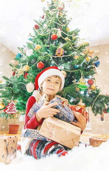 クリスマス背景上幸せな子 クリスマス ツリー 選択と集中 — ストック写真