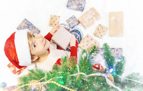 クリスマス背景上幸せな子 クリスマス ツリー 選択と集中 — ストック写真