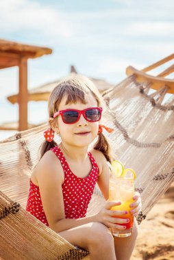 Kız çocuğu denizde dinleniyor. Seçici odaklanma. Doğa.