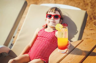 Kız çocuğu denizde dinleniyor. Seçici odaklanma. Doğa.