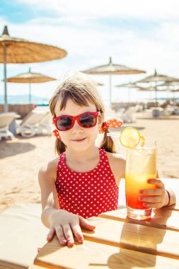 Kız çocuğu denizde dinleniyor. Seçici odaklanma. Doğa.