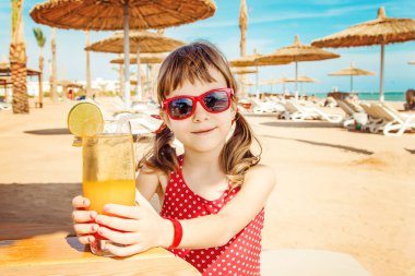 Kız çocuğu denizde dinleniyor. Seçici odaklanma. Doğa.