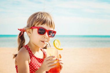 Kız çocuğu denizde dinleniyor. Seçici odaklanma. Doğa.