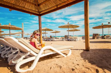 Kız çocuğu denizde dinleniyor. Seçici odaklanma. Doğa.