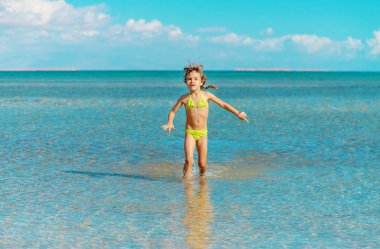 Çocuk sığ gözenek çalışır. Seçici odak. Doğa