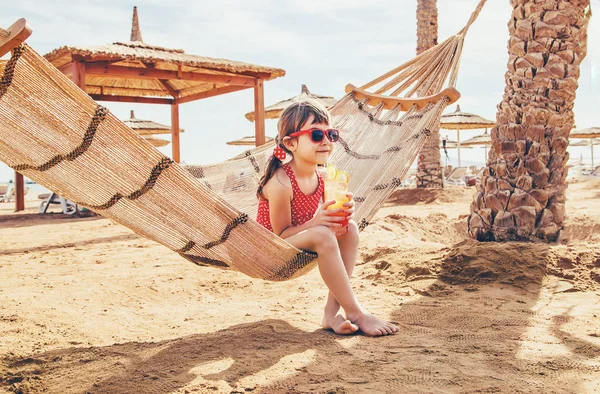 Kız çocuğu denizde dinleniyor. Seçici odaklanma. Doğa.