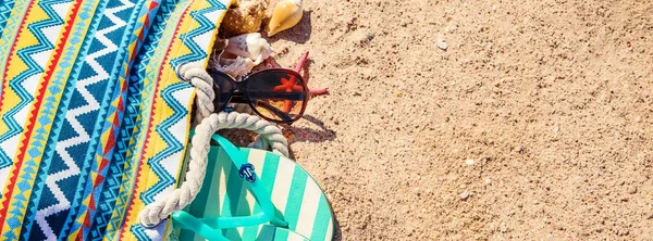 Strandachtergrond Met Een Cocktail Aan Zee Selectieve Focus Aard — Stockfoto