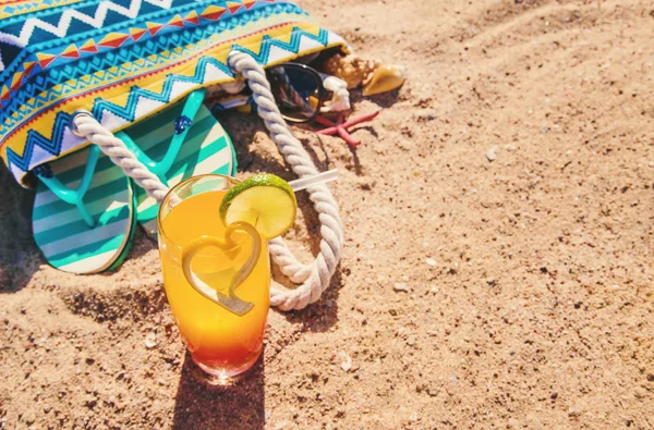 Sfondo Spiaggia Con Cocktail Riva Mare Concentrazione Selettiva Natura — Foto Stock